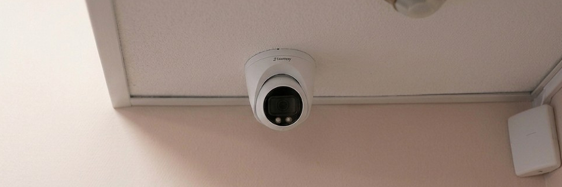 Caméra dôme blanche installée au plafond d’un restaurant
